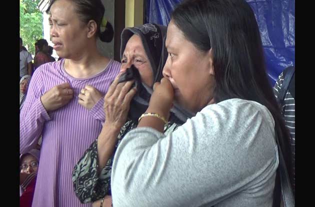 Para pedagang Pasar Songgolangit tampak menangis setelah mengetahui tempat bergantung hidupnya ludes terbakar.