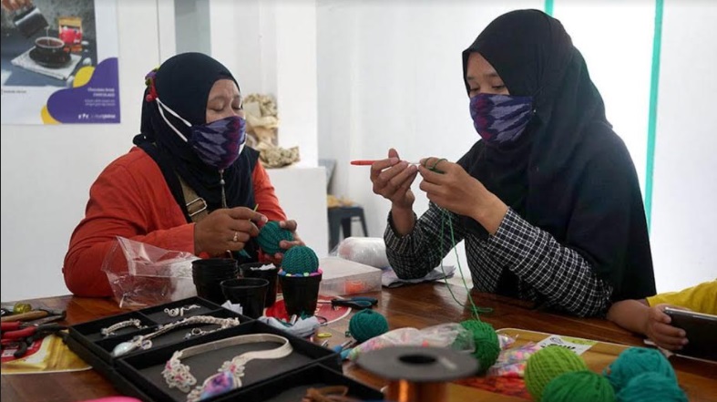 Pengusaha UMKM yang terbantu dengan marketplace Tokopedia. (foto: ist)