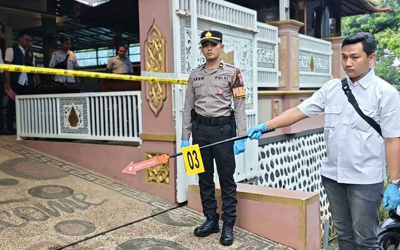 Anggota kepolisian saat melakukan olah TKP di rumah Kades Pakel, Kecamatan Gucialit, Lumajang. Foto: Ist.