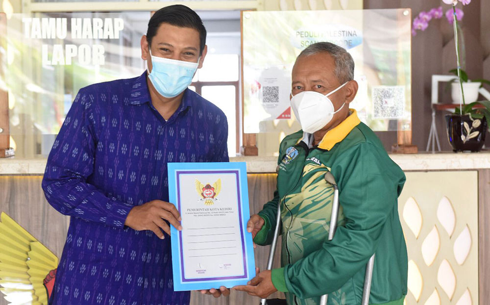 Wali Kota Kediri Abdullah Abu Bakar saat memberikan bantuan kepada salah satu Atlet National Paralympic Committee (NPC) Kota Kediri. Foto: Ist