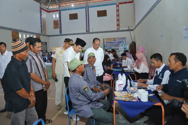 Wabup Trenggalek, Syah Natanegara (peci hitam)