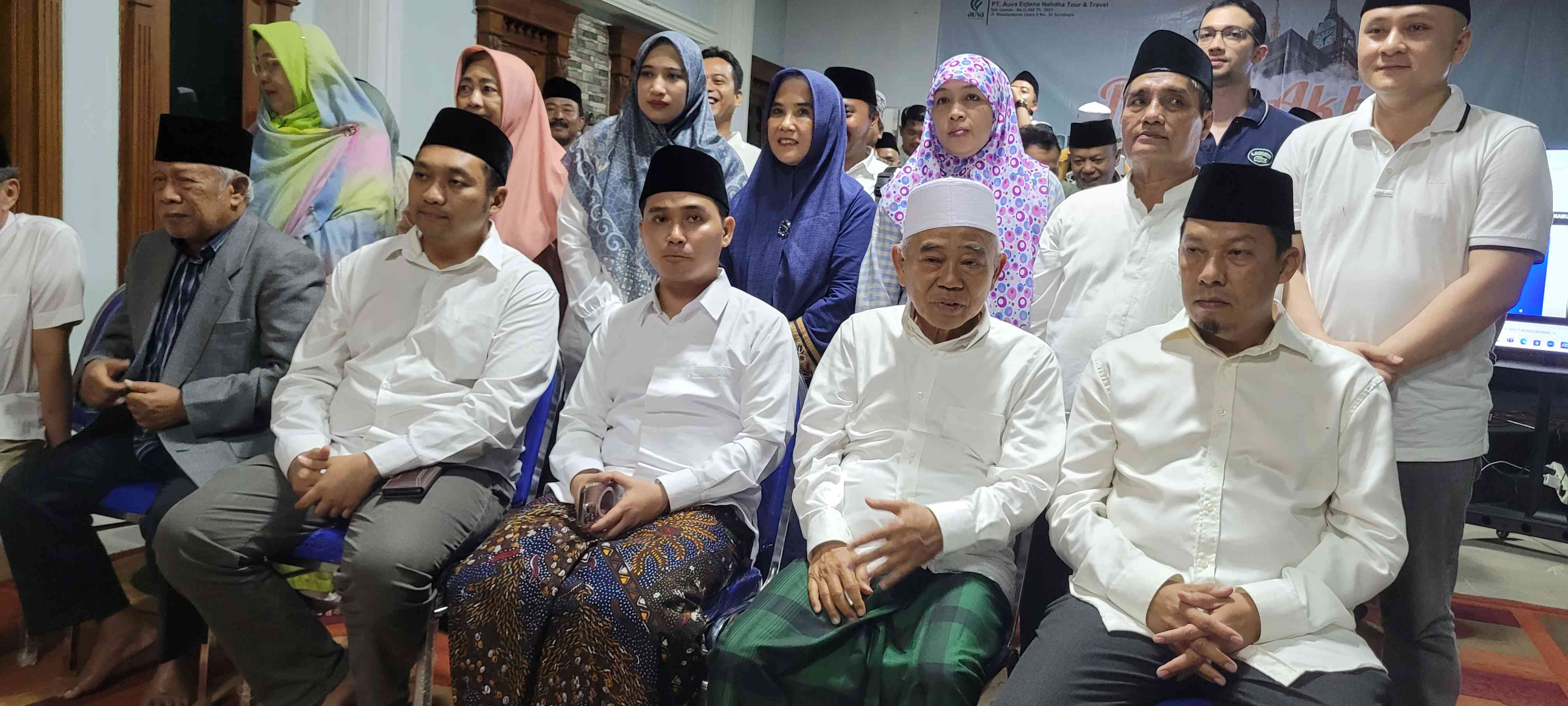Dari kiri, mantan Bupati Mojokerto periode 2000-2008 Achmady, Wabup Mojokerto sekarang Muhammad Rizal, Bupati Mojokerto Gus Barra, bersama Prof. Dr. KH Asep Saifuddin Chalim. 