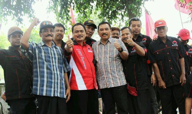 Sekretaris DPC PDI Perjuangan Sulkani (seragam merah) bersama pengurus PAC Ngasem saat menggelar lomba mancing di Sumber Air Desa Paron Kecamatan Ngasem Kabupaten Kediri. foto: arif kurniawan/ BANGSAONLINE