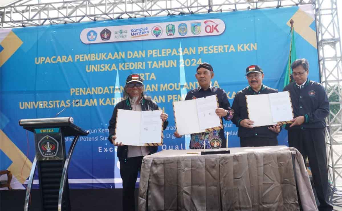 Ketua YBCMP, H. Rinto Harno (kiri), usai melakukan penandatanganan MoU. Foto: Ist