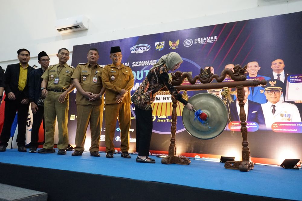 Wali Kota Kediri saat memukul gong sebagai tanda Pembukaan International Seminar ASEAN Youth Future Summit.  (Ist). 