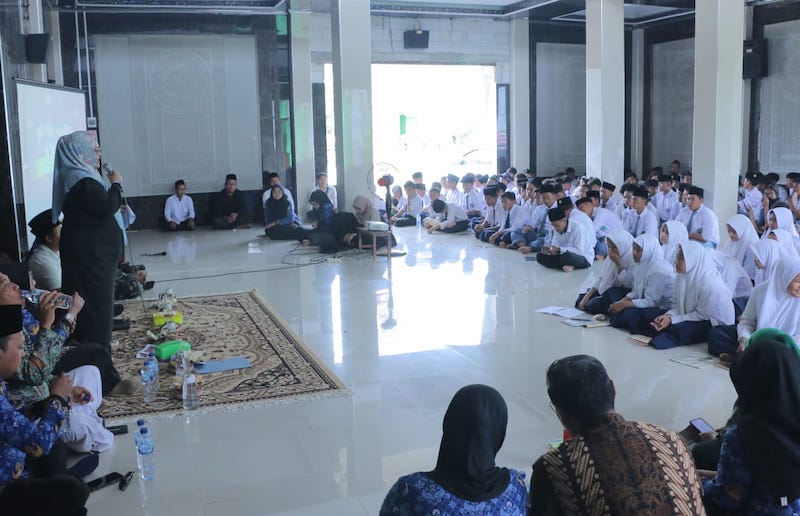 Plt Bupati Gresik Aminatun Habibah saat memberikan arahan kepada para santri. Foto: Ist.