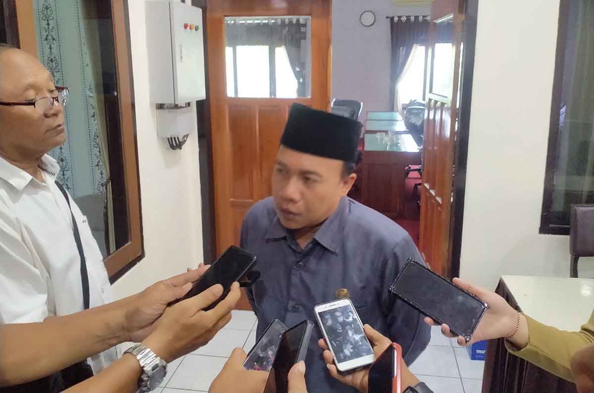 Ketua DPRD Trenggalek, Doding Rachmadi, saat memberi keterangan ke awak media.