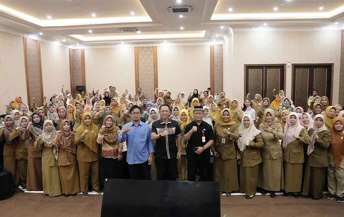 Foto bersama dalam bimtek operator sekolah negeri swasta tingkat PAUD hingga sekolah menengah di Kota Mojokerto.