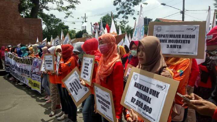 Aksi buruh FSPMI di depan kantor Bupati Mojokerto. foto: ist