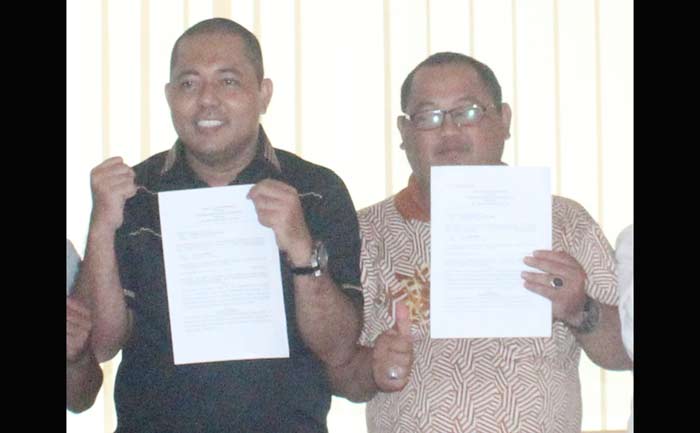 Suryono Pane bersama dengan para pengurus dan sponsor pendukung.
