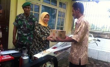 Bupati Kediri Haryanti Sutrisno saat menyerahkan bantuan hand tractor kepada petani guna mewujudkan swasembada pangan. (Arif Kurniawan/BANGSAONLINE)