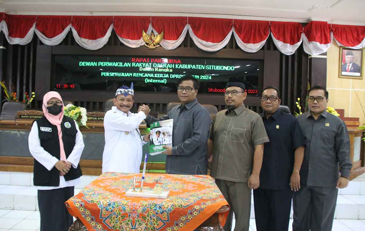 Bupati Situbondo, Karna Suswandi, ketika menyerahkan dokumen LKPJ kepada pimpinan dewan.
