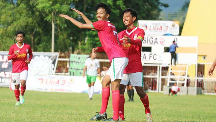 Wildan Mahmudi Harianto nomor punggung 7 usai mencetak gol ke gawang Asifa FC sore tadi di stadion Menak Sopal Trenggalek. Foto: HERMAN S/BANGSAONLINE
