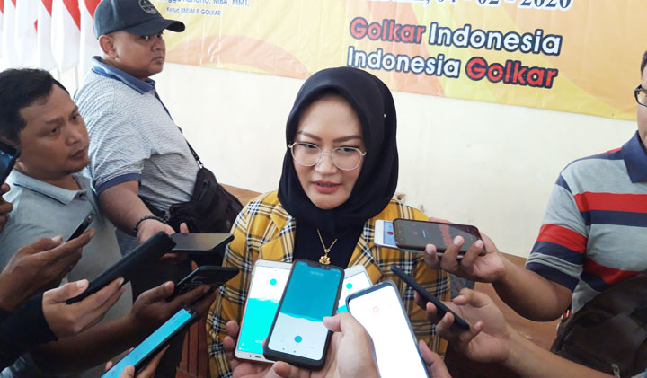 Hj. Yekti Murih Wiyati diwawancarai wartawan usai mengembalikan formulir pendaftaran bacabup ke kantor DPD Golkar Kabupaten Kediri.