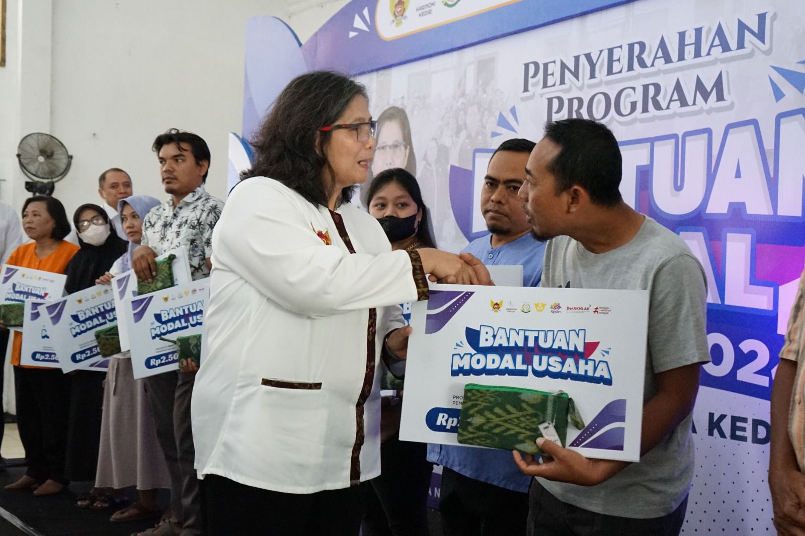  Pj Wali Kota Kediri Zanariah saat menyerahkan bantuan modal kepada penerima Bantuan Modal Usaha DBHCHT