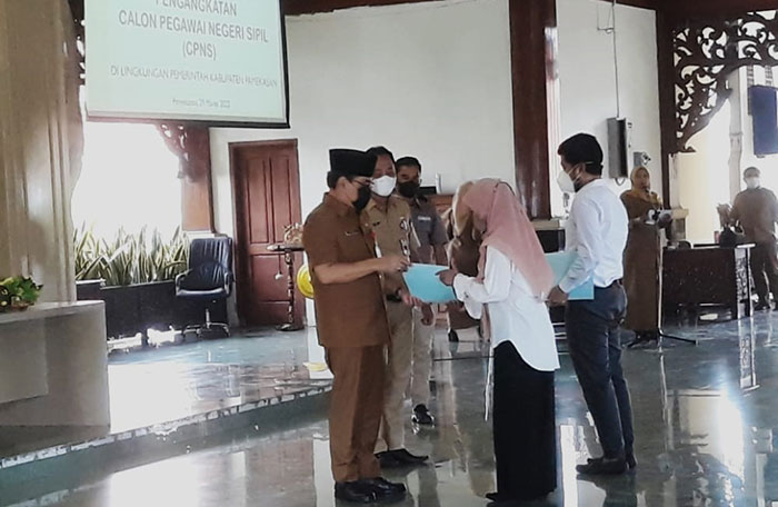 Wakili Bupati, Sekdakab Pamekasan Serahkan 225 SK CPNS