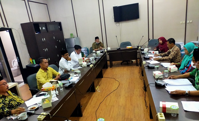 Ketiga guru swasta saat audiensi dengan Komisi IV DPRD Pasuruan.