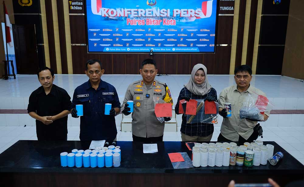 Kapolres Blitar Kota AKBP Danang Setiyo menunjukkan barang bukti bubuk petasan dan puluhan selongsong petasan dari ketas.