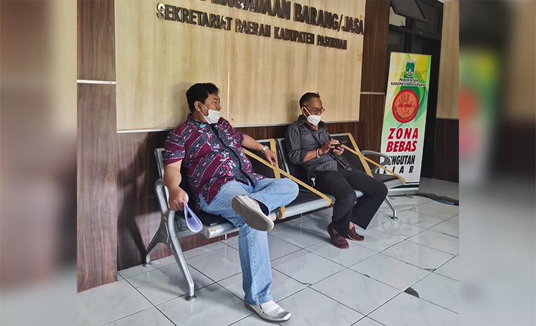 Ismail Makky, S.H., Ketua LSM Format saat mengirimkan surat permintaan klarifikasi ke BLP Pasuruan.