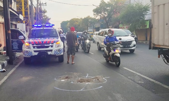 TKP kecelakaan seorang lansia di Jalan Raya Gajah Mada, Sidoarjo.