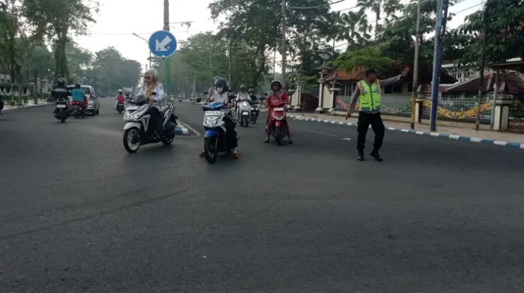 Anggota Satlantas Polres Pamekasan saat melakukan pengaturan arus lalin