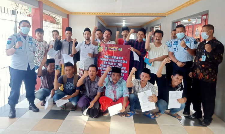 Warga binaan yang dibebaskan secara asimilasi dan integrasi foto bersama Kalapas Ahmad Fauzi dan Kasubsi Pelayanan Tahanan Pradana Suwito, Kamis (2/3).