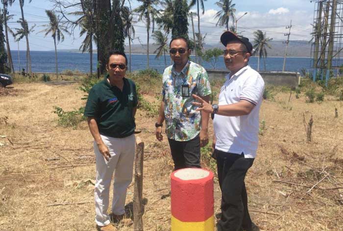 Manajer Unit Proyek Jaringan II JBTB I, Indra Yoga Suharto (tengah) bersama Deputy Manager Komunikasi dan Bina Program PT PLN Distribusi Jatim Pinto Raharjo (kiri) dan Sub Bidang Hukum & Komunikasi PLN UIP JBTB I Wahyu Supriadi (kanan) meninjau Lahan di Watudodol. 