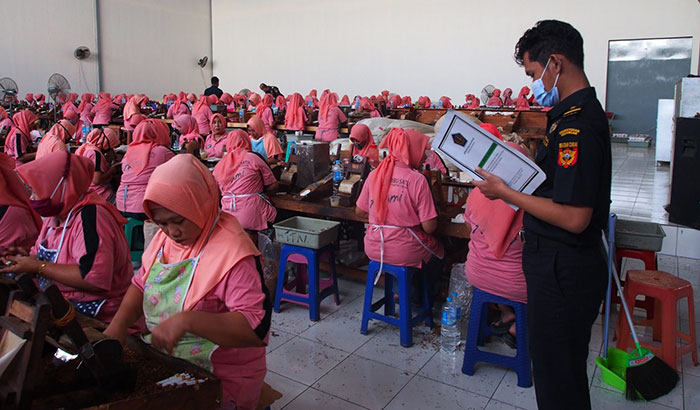 Pegawai Bea Cukai Madura saat mengawasi pegawai pada salah satu perusahaan rokok di Pamekasan.