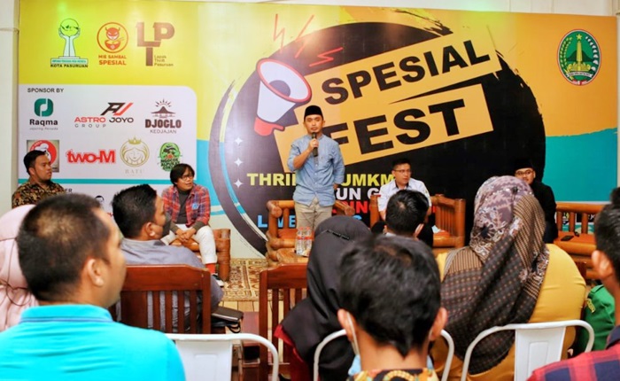 Wawali Pasuruan Adi Wibowo bersama Hipmi berinteraksi dengan anak muda. foto: ARDIANZAH/BANGSAONLINE