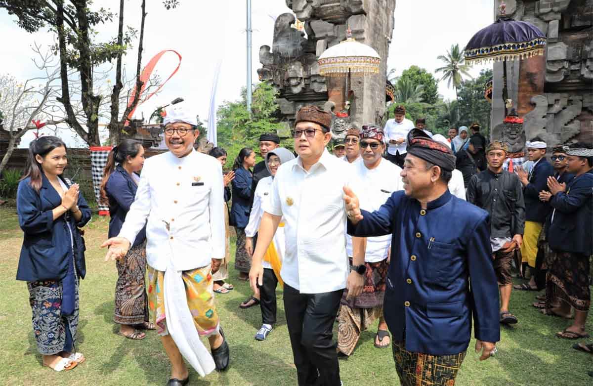 Pj Gubernur Jatim saat menghadiri upacara Karya Tawur Agung Labuh Gentuh dan Panca Wali Krama di Lumajang.