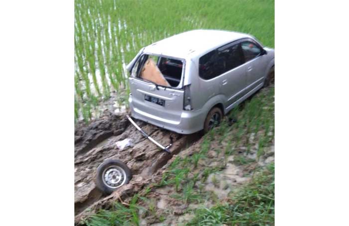 Kondisi mobil saat masih berada di area persawahan. (foto: ist)
