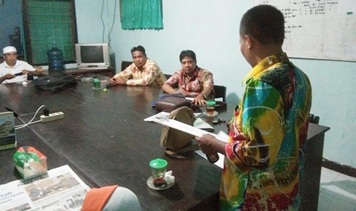 Sejumlah Komisioner Dewan Pendidikan Sumenep saat memberi klarifikasi kepada sejumlah aktivis dan pemerhati pendidikan.