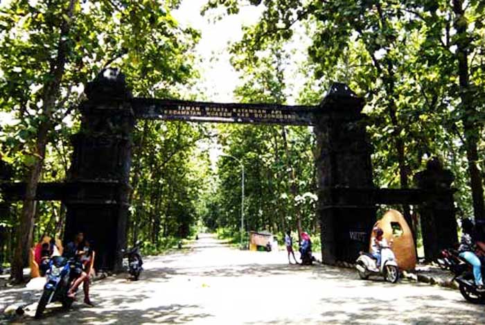 Gapura masuk wisata Kayangan Api. foto: Dhian Bintariana/ BANGSAONLINE