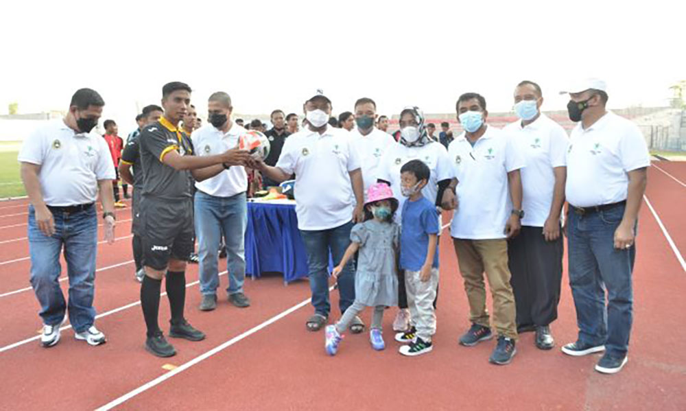 Bupati Gresik saat membuka Piala Bupati Gresik U-20 tahun 2021. foto: SYUHUD/ BANGSAONLINE