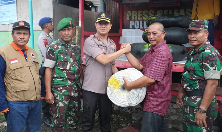 Polres dan BPBD Gresik Berikan Bantuan Alat Keselamatan kepada Korban Banjir