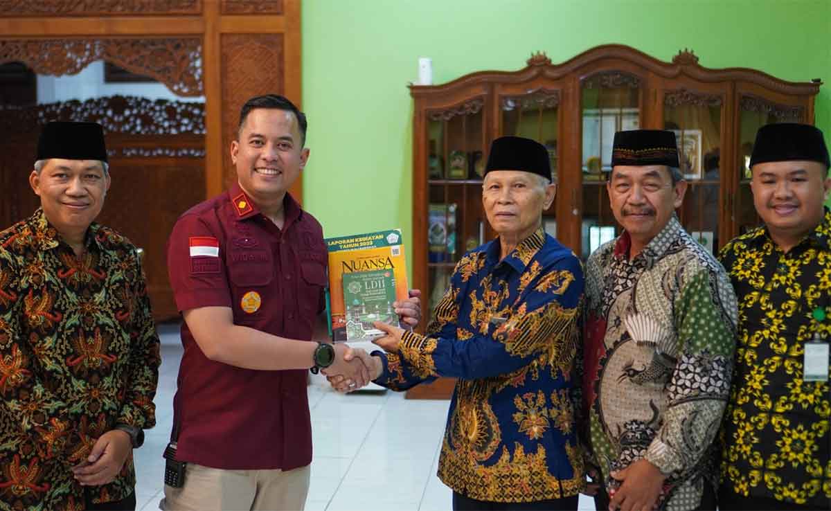 Kepala Kantor Imigrasi Kelas II Non TPI Kediri, Widhi Mosakajaya Arradiko, saat menerima cendera mata berupa majalah dan buku tentang LDII dari KH. Sunarto. Foto: Ist