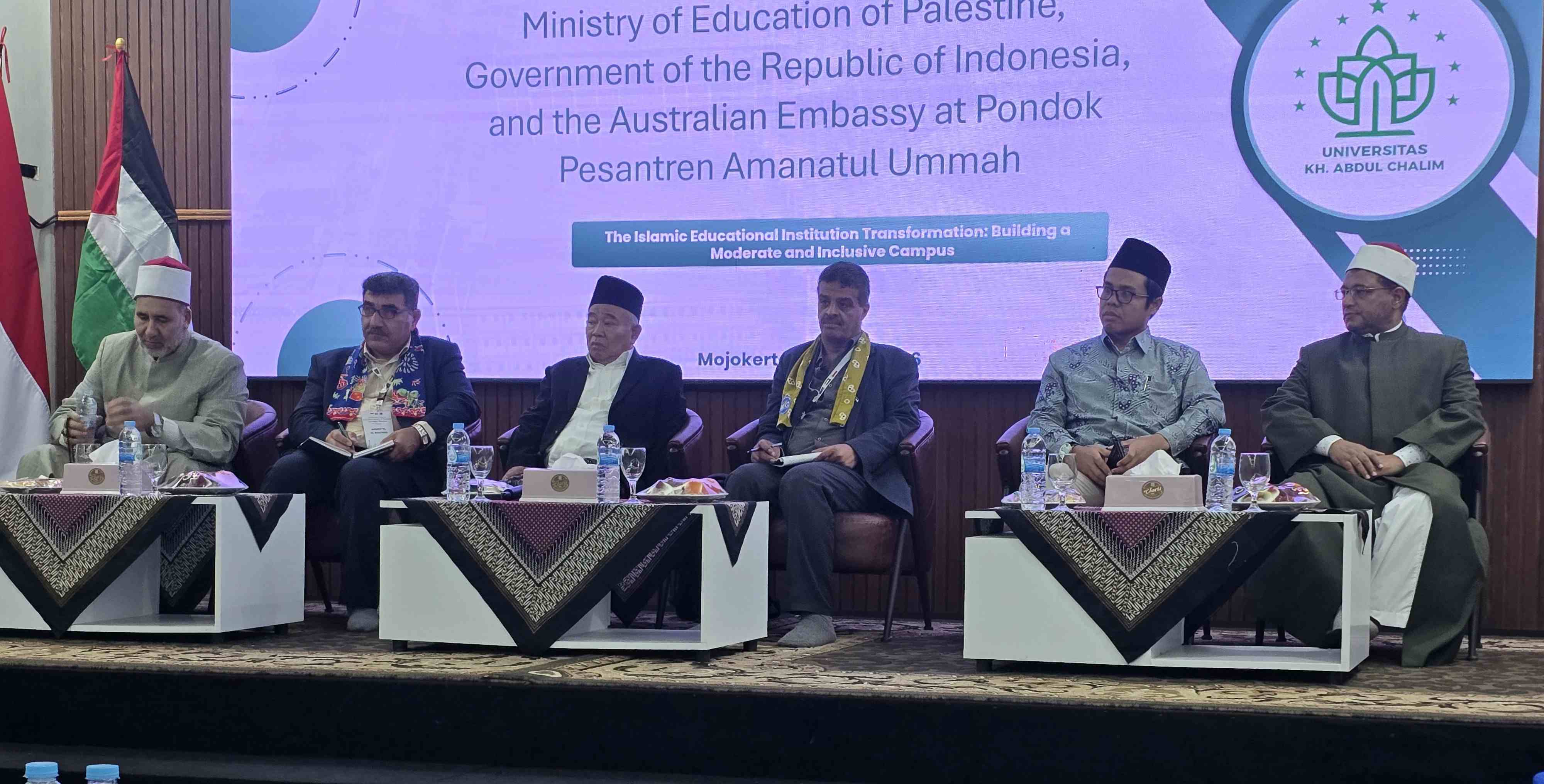 Dialog pendidikan Kementerian Pendidikan Palestina dan Kedubes Australia di Kampus Universitas KH Abdul Chalim. Tampak Prof Dr KH Asep Saifuddin Chalim (nomor 3 dari kiri), Dr Ilhab Shukri Inayyem (nomo 4 dari kiri), Dr Ahmed M.M Khateeb (nomor dua dari kiri), Dr KH Mauhibur Rokhman (nomor 2 dari kanan), Syaikh Ahmad Muhammad Mabruk (paling kiri) dan Syaikh Faraq Salim (paling kanan). Foto: bangsaonline