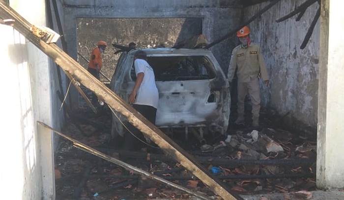 Garasi berikut mobil Toyota Fortuner yang habis terbakar.
