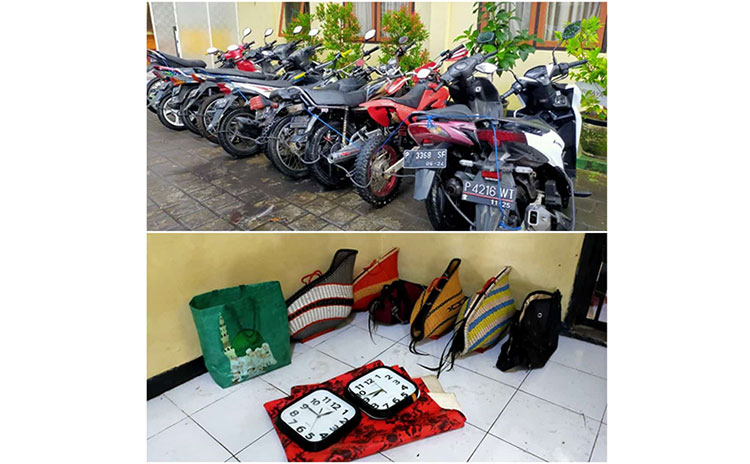 Polisi di Banyuwangi hanya berhasil mengamankan 5 ekor ayam dan 10 unit motor dari hasil penggerebekan judi sabung ayam. (foto: ist)