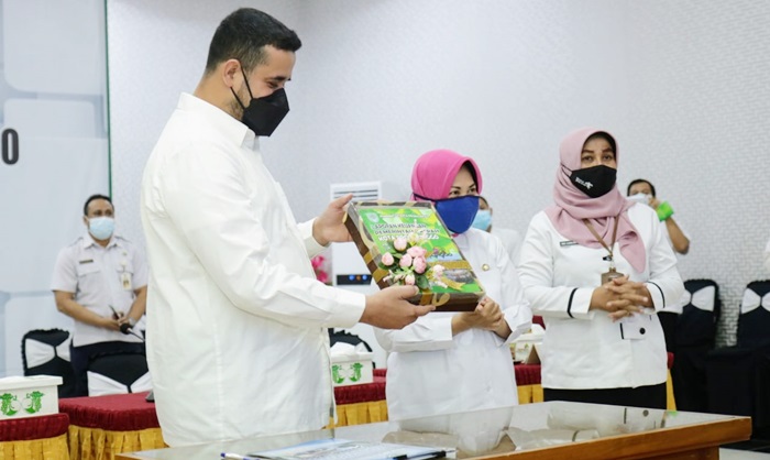 Wali Kota Habib Hadi didampingi Sekda saat menyerahkan LKPD Tahun 2020 ke BPK secara virtual.