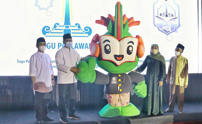 Wali Kota Pasuruan, Saifullah Yusuf, didampingi wakilnya saat bersama Gubernur Jatim, Khofifah Indar Parawansa, meresmikan Logo dan Maskot MTQ XXX.