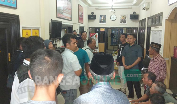 Para korban dari berbagai provinsi se-Indonesia mengdatangi Polres Ponorogo untuk melaporkan kasus investasi berkedok bisnis sapi perah.