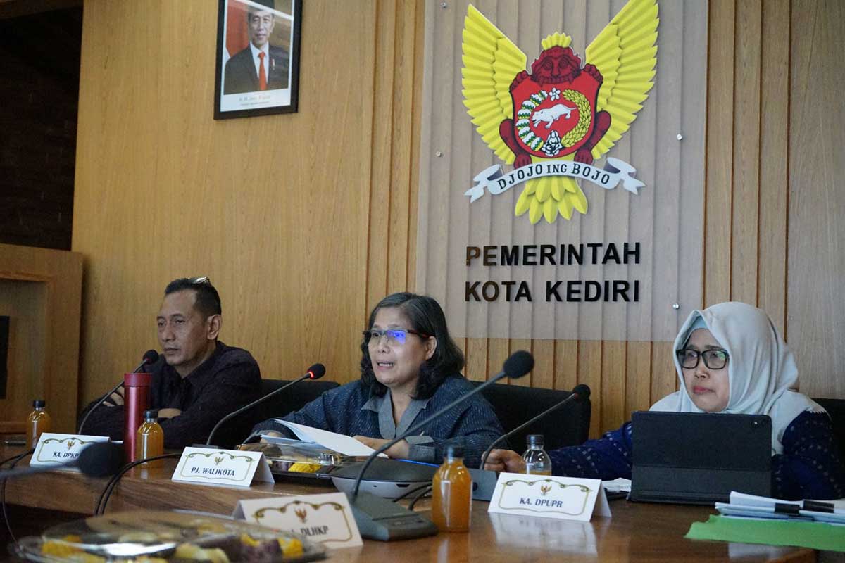 Pj Wali Kota Kediri Zanariah saat menyampaikan paparan dalam kegiatan Ekspose Proposal DAK (Dana Alokasi Khusus) Tematik Pengentasan Permukiman Kumuh Terpadu (PPKT) TA 2025 melalui media zoom. Foto: Ist.