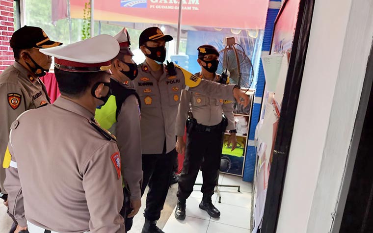 Wakapolres Pasuruan M. Harris mengecek peta pengamanan saat sidak Pos Pam dan Pos Pantau Pengamanan Nataru.