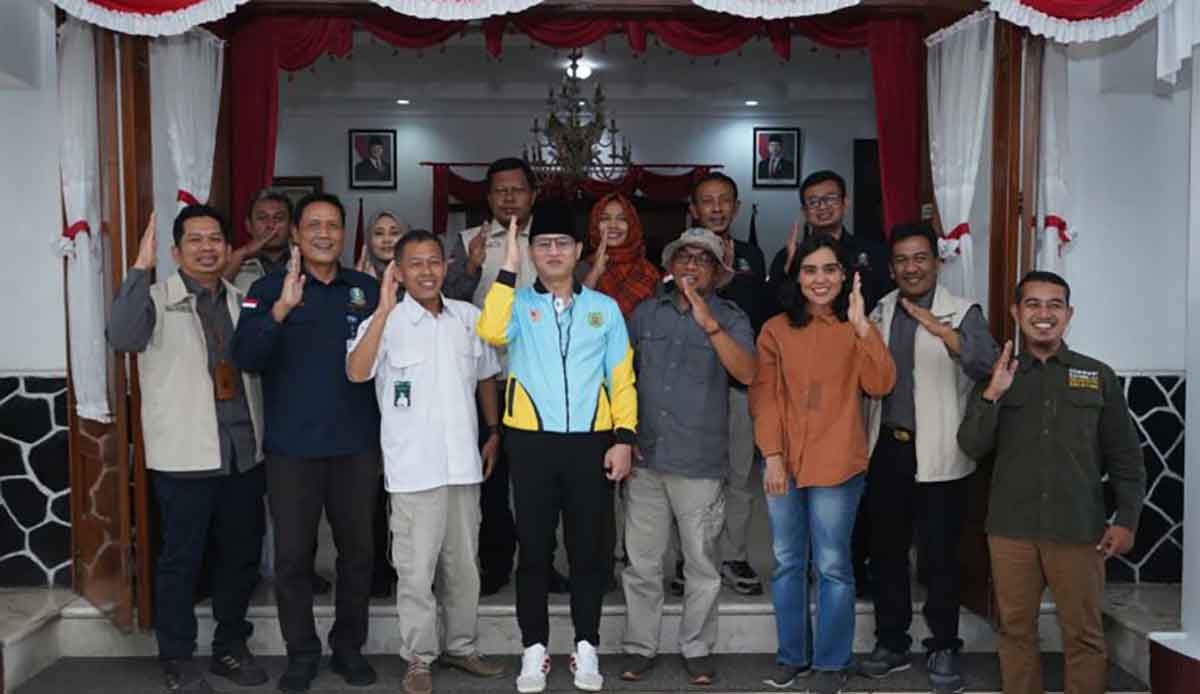 Bupati Trenggalek saat foto bersama nominator lomba Wana Lestari Nasional.
