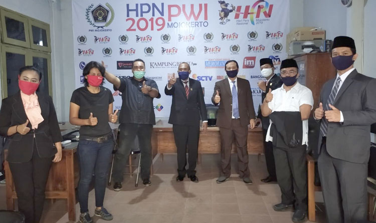 Kunjungan pimpinan dan anggota DPRD Kota Mojokerto ke Posko Pengaduan Covid-19.