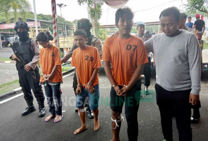 Ketiga pelaku usai ditangkap. foto: SOFFAN/ BANGSAONLINE