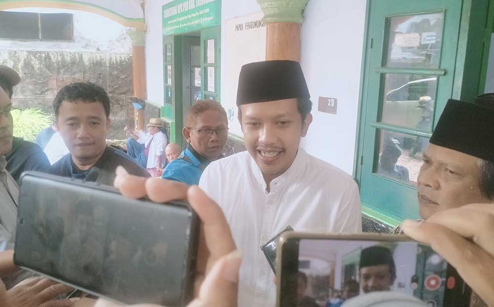 Syah Natanegara saat mengembalikan formulir pendaftaran Bacawabup Trenggalek.