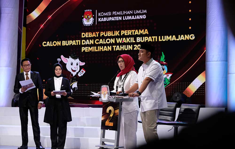 Debat perdana paslon nomor urut 2, Indah Amperwati dan Yudha Adji Kusuma. Foto: IMRON/ BANGSAONLINE