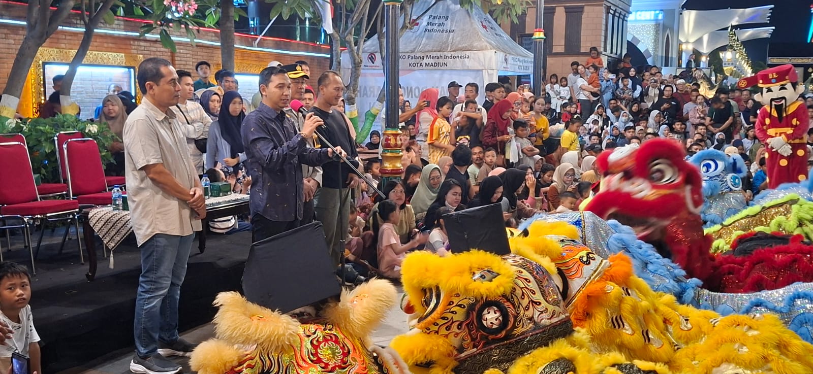 Plt. Wali Kota Madiun saat berfoto bersama di depan barongsai. Foto: Hendro Suhartono/BANGSAONLINE